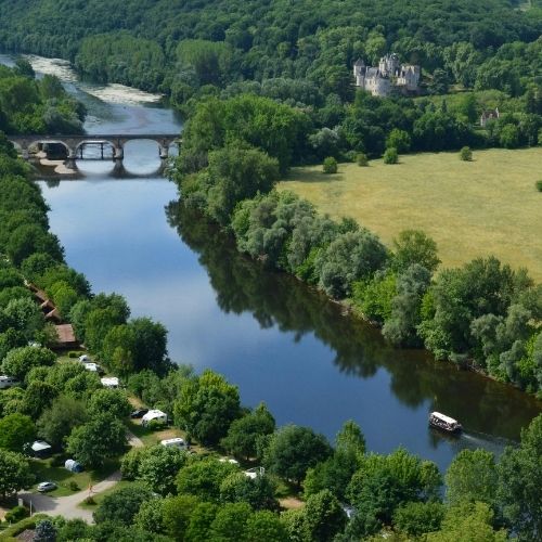 camping français au bord de l'eau lac et rivière