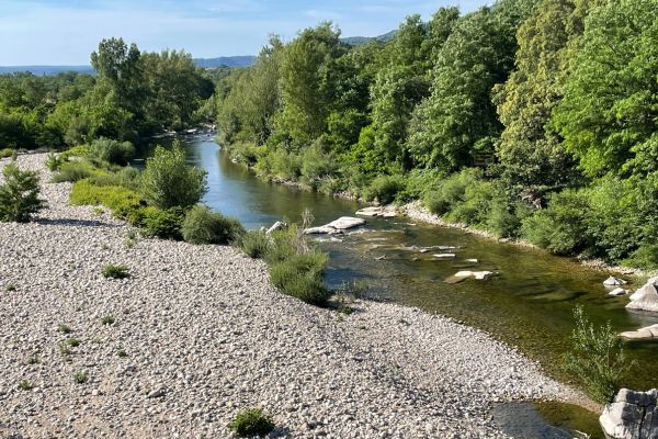 camping-proche-de-la-riviere-ardeche-ruoms
