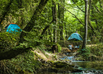 camping en tente sur un emplacement nu au bord de la rivière en Ardèche