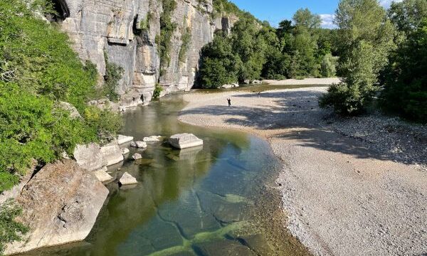 emplacement-tente-pour-randonneur-france-ardeche-camping-du-vieux-pont
