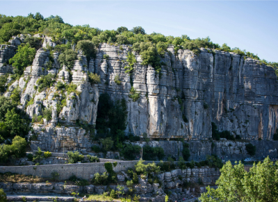 village ardeche-falaise-balazuc village de caractère de Balazuc accroché à la falaise en Ardèche